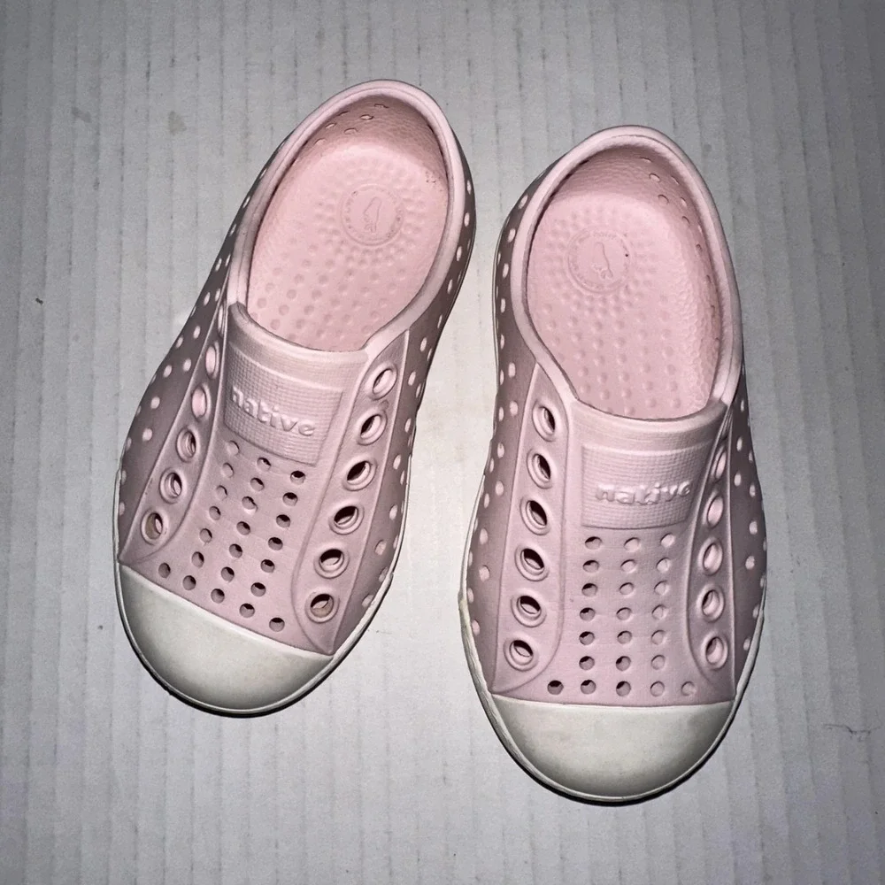 Native Jefferson Slip On Shoes Girls Size 5 Pink Slip On Perforated Rubber Water
